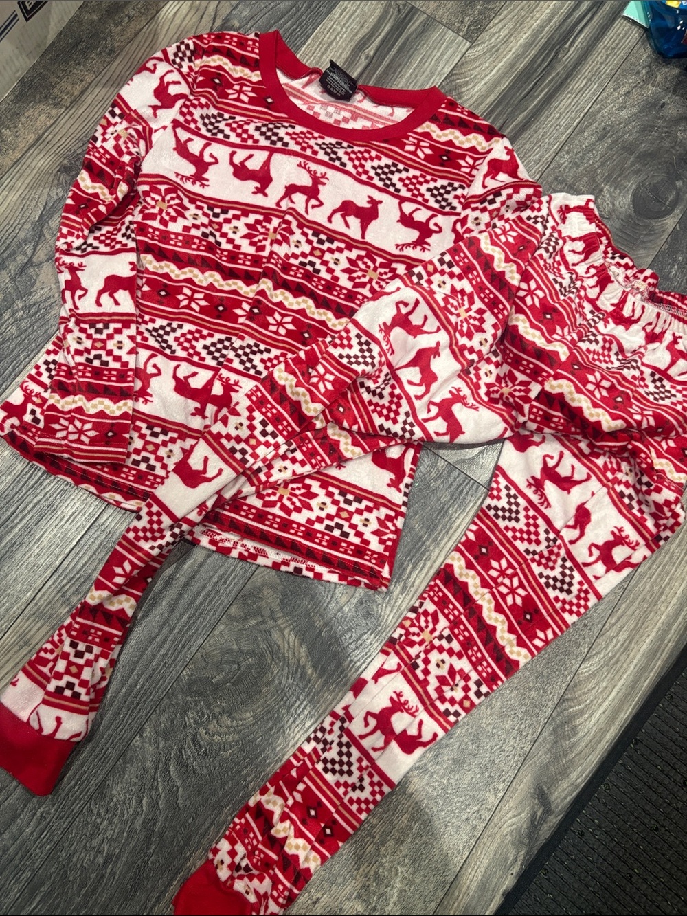 Women’s Small Red & White Reindeer Holiday Pajama Set
